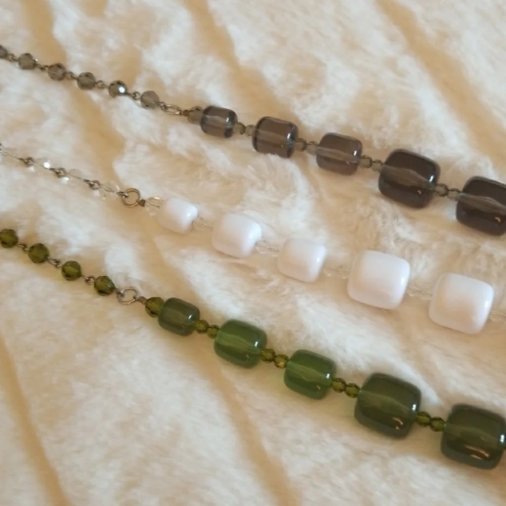 TARINA TARANTINO // ltd ed white mod lucite bead retro vibe necklace